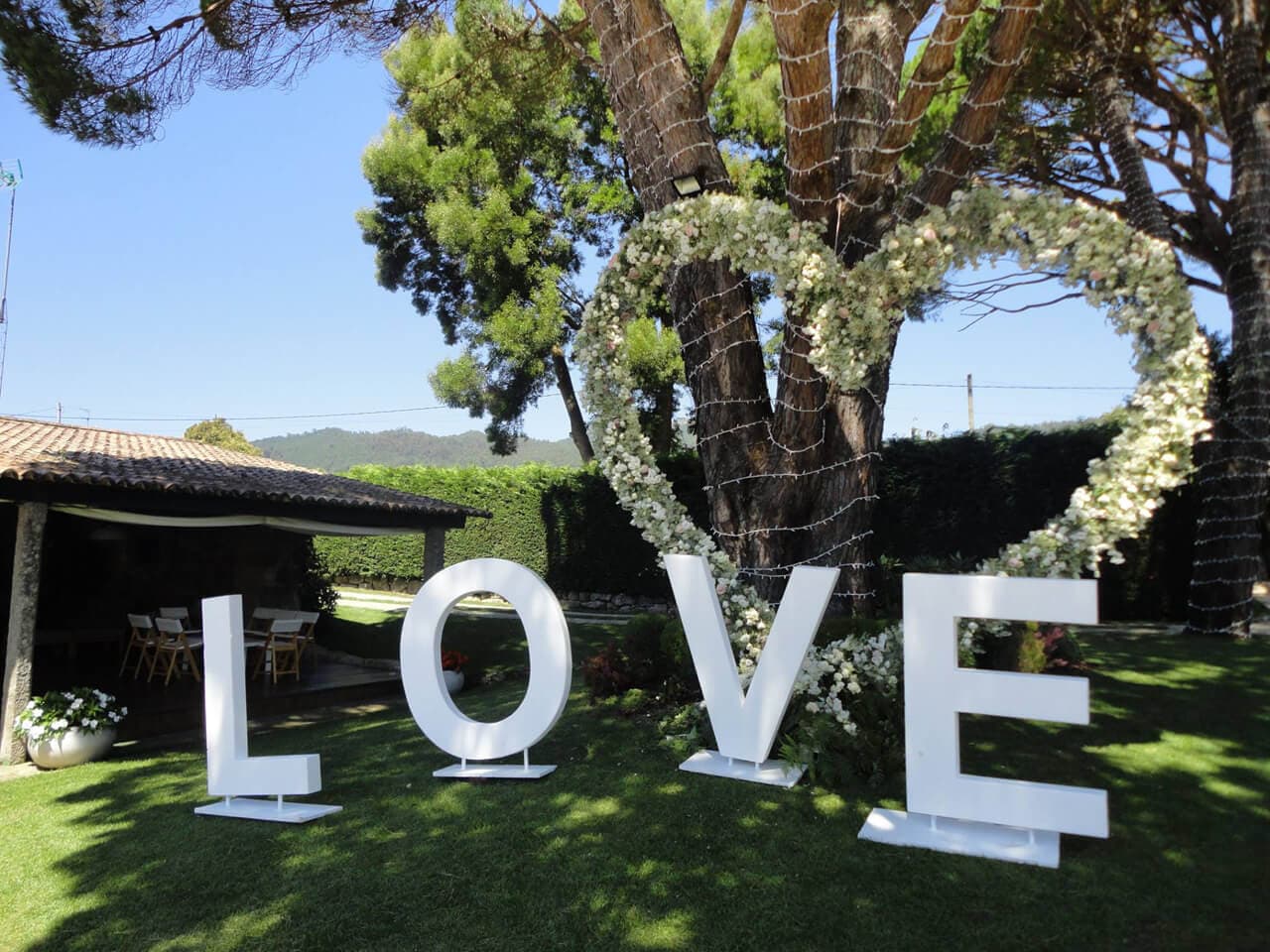 Decoración floral montada para la ceremonia de una boda en Vigo