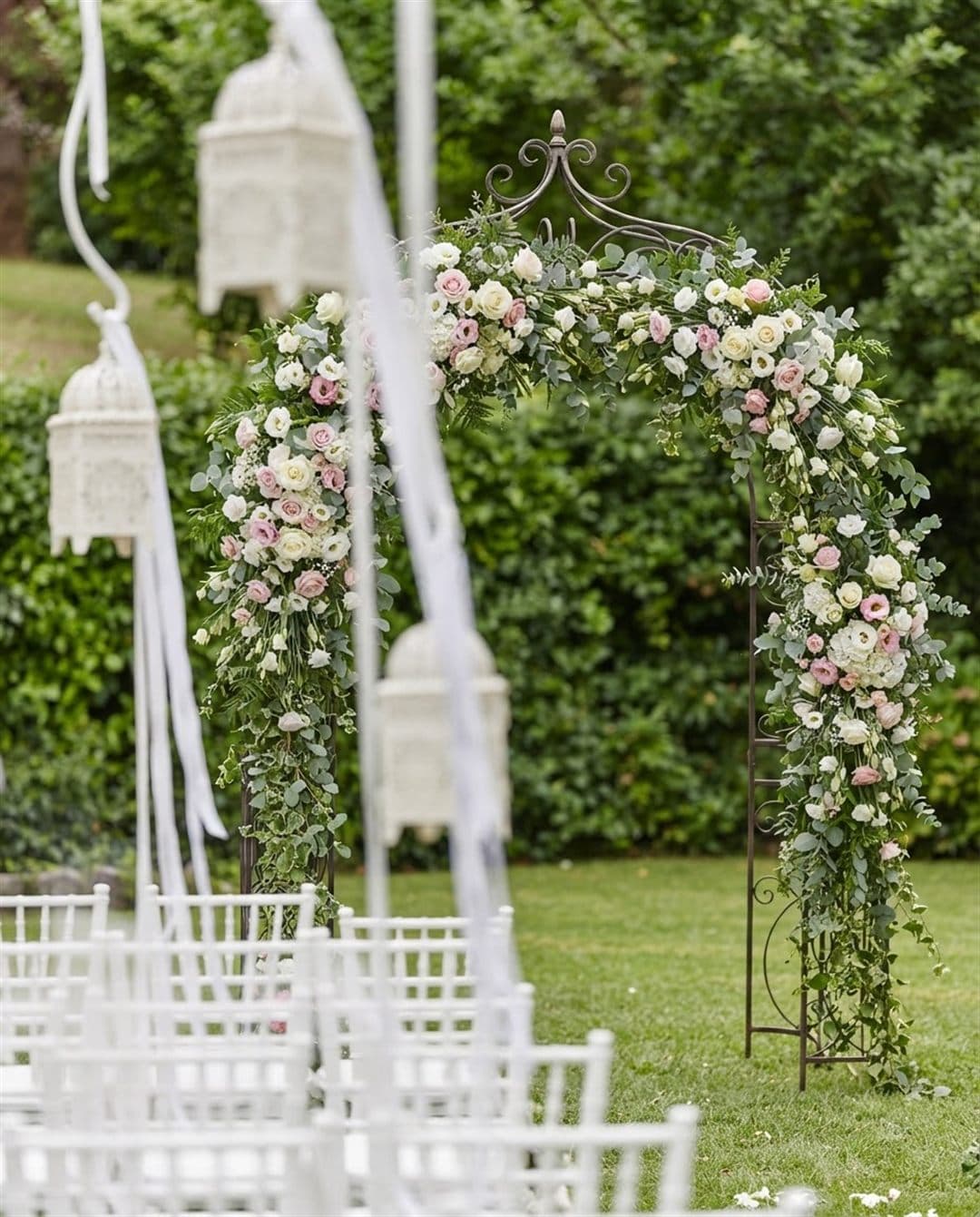Arco floral con rosas blancas y rosas para una ceremonia civil al aire libre