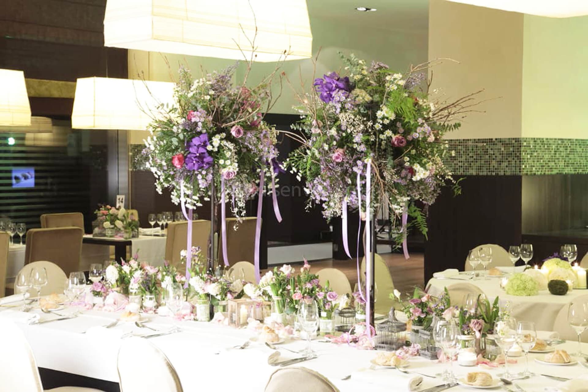 Decoración floral del banquete de una boda en un pazo de Vigo