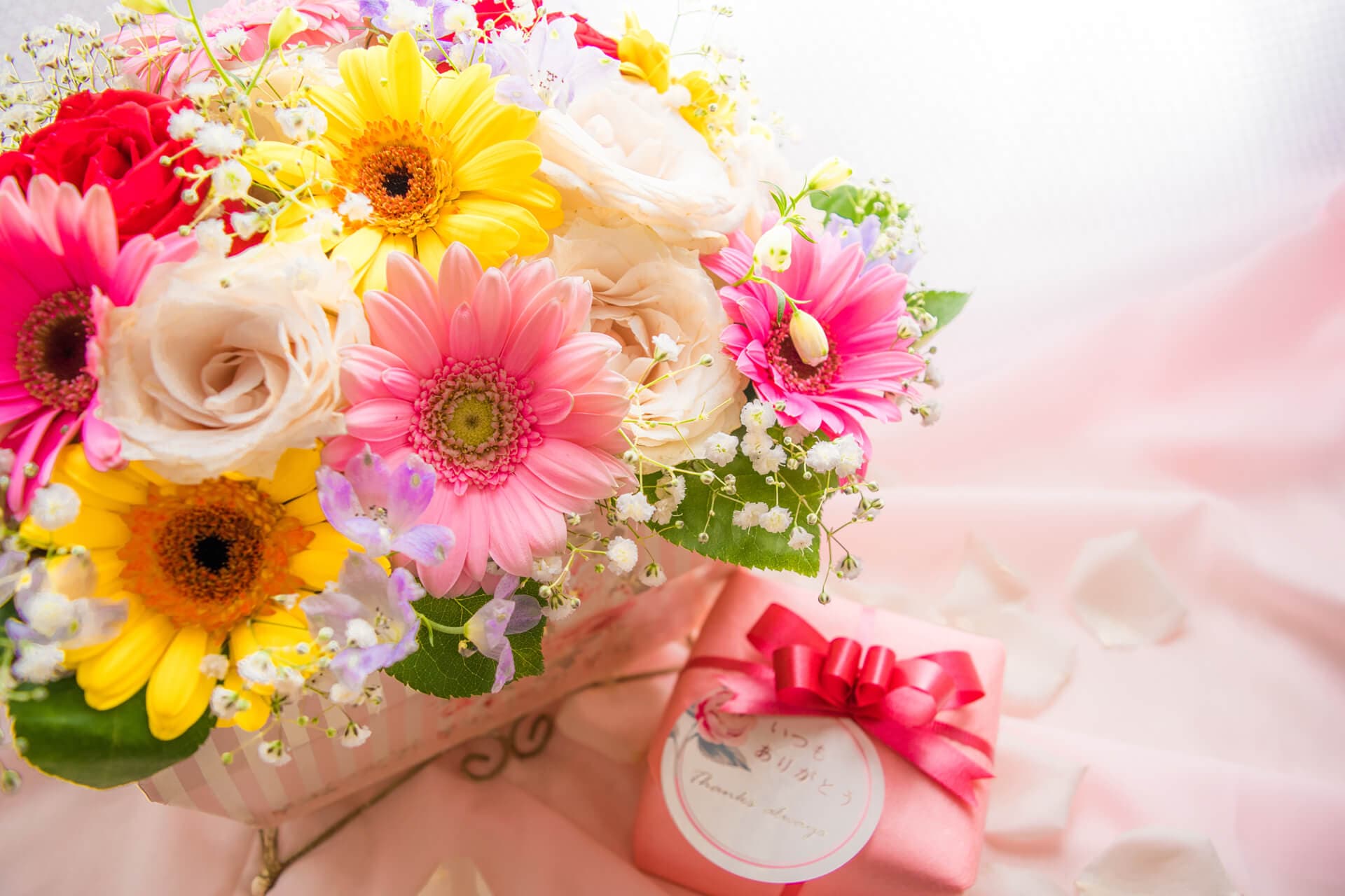 Ramo de flores con detalle de regalo preparado en la floristería de Vigo