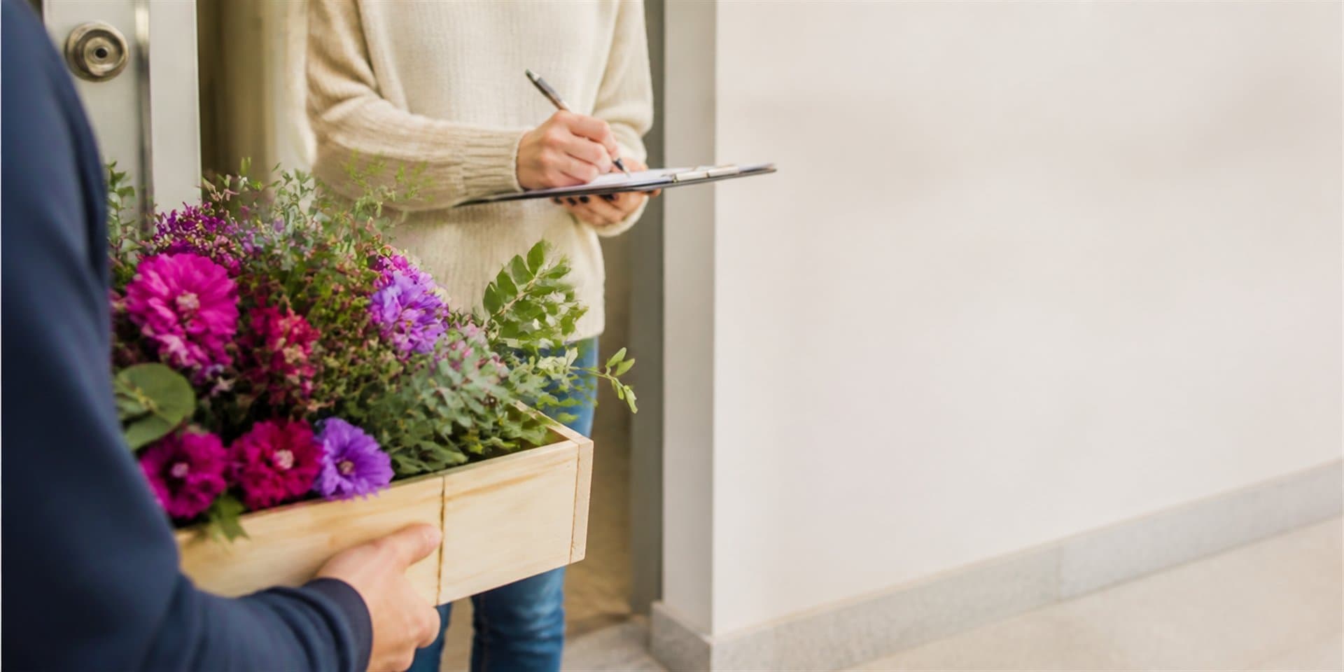 Entrega a domicilio de una caja con flores frescas de la floristería de Vigo
