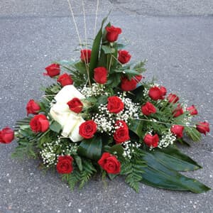 Corona funeraria elaborada por la floristería de Vigo