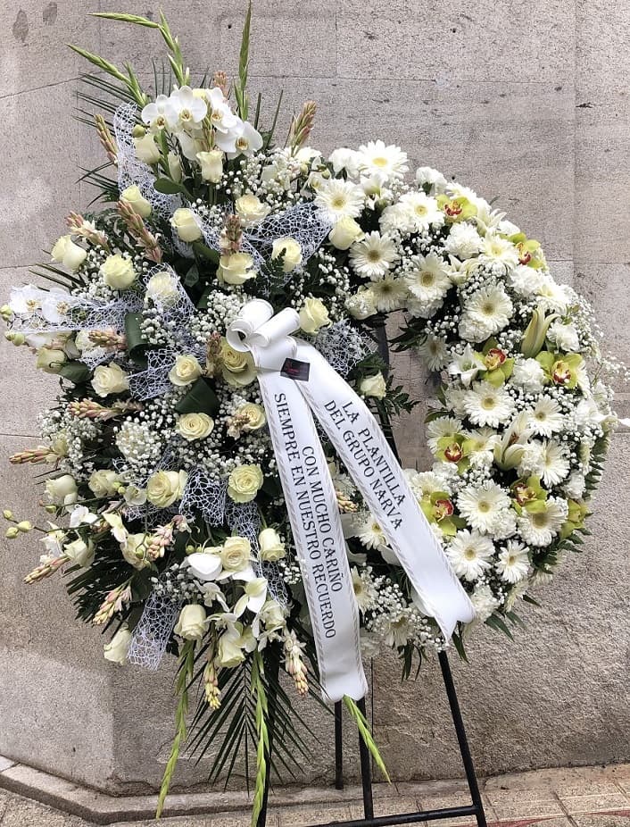 Corona funeraria lista para su entrega urgente en un tanatorio de Vigo
