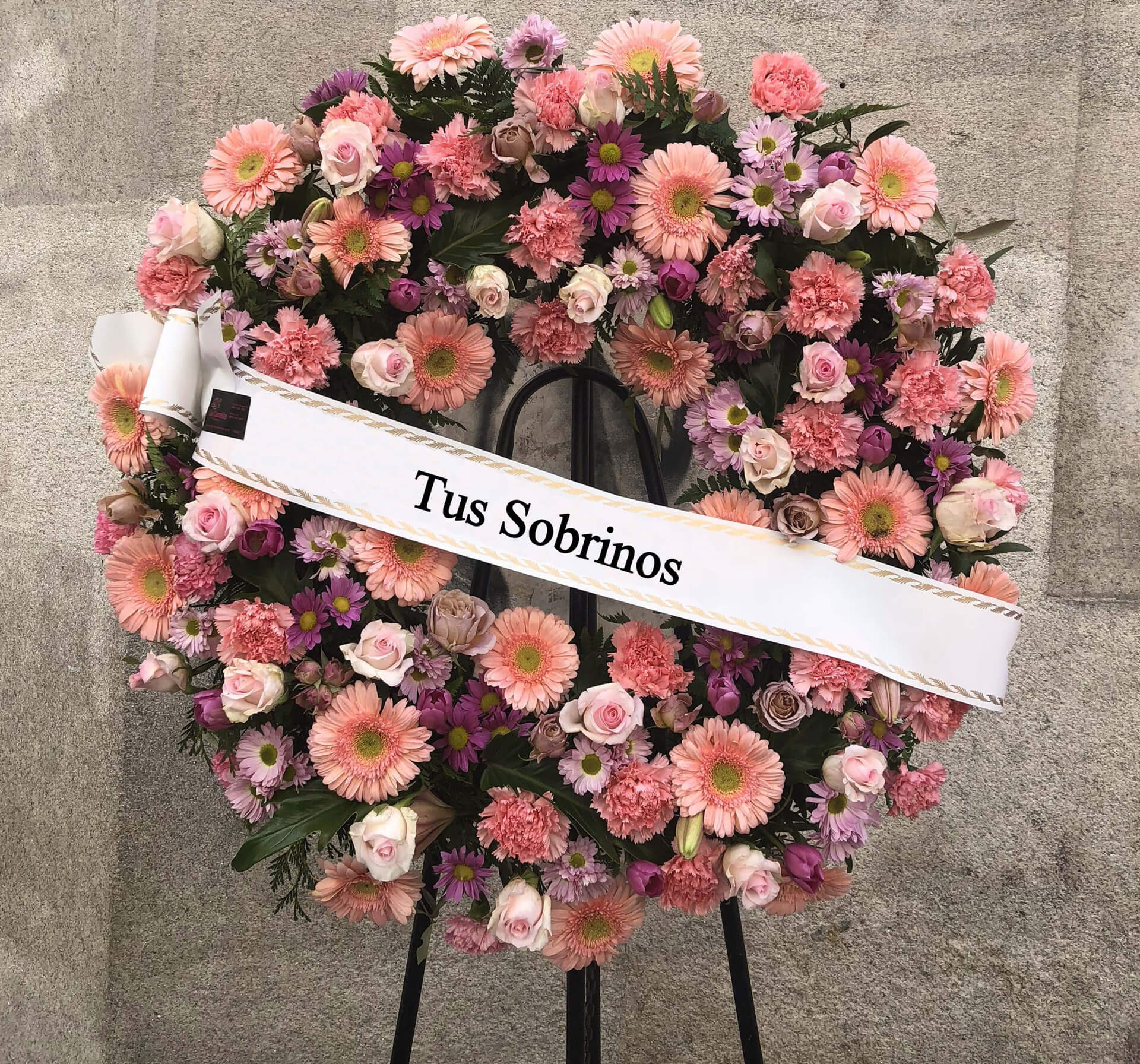 Corona funeraria de rosas elaborada en la floristería de Vigo
