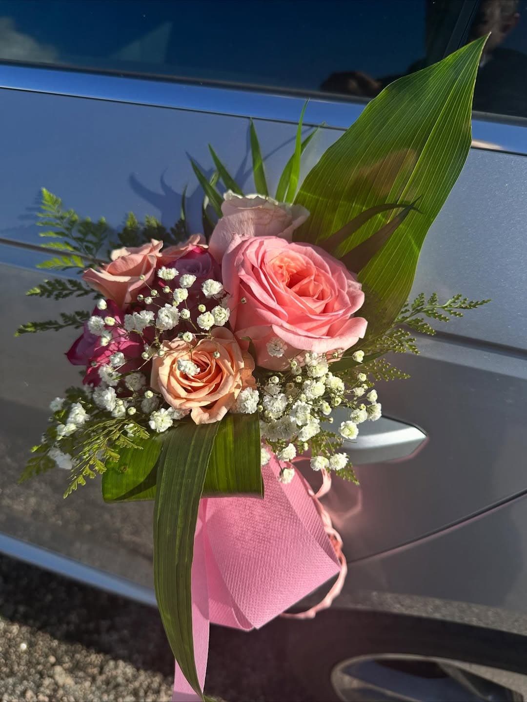 Decoración floral del coche nupcial realizada por la floristería de Vigo