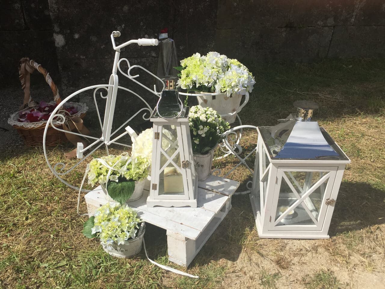 Trabajo floral personalizado con rosas encargado en la floristería de Vigo