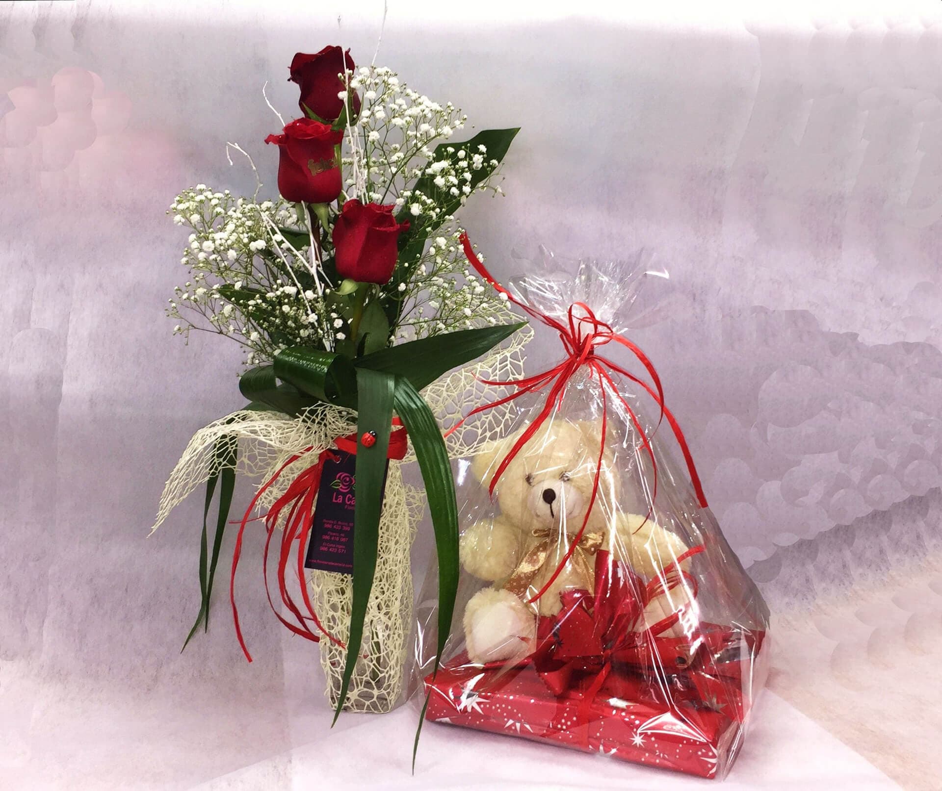 Detalle de flores con bombones para regalar en Vigo